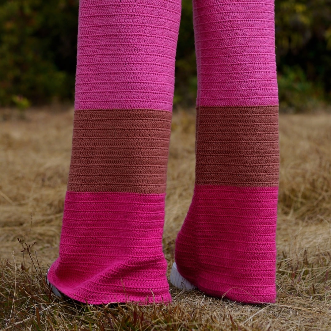 Detailed close-up of the ribbed waistband with an adjustable drawstring.